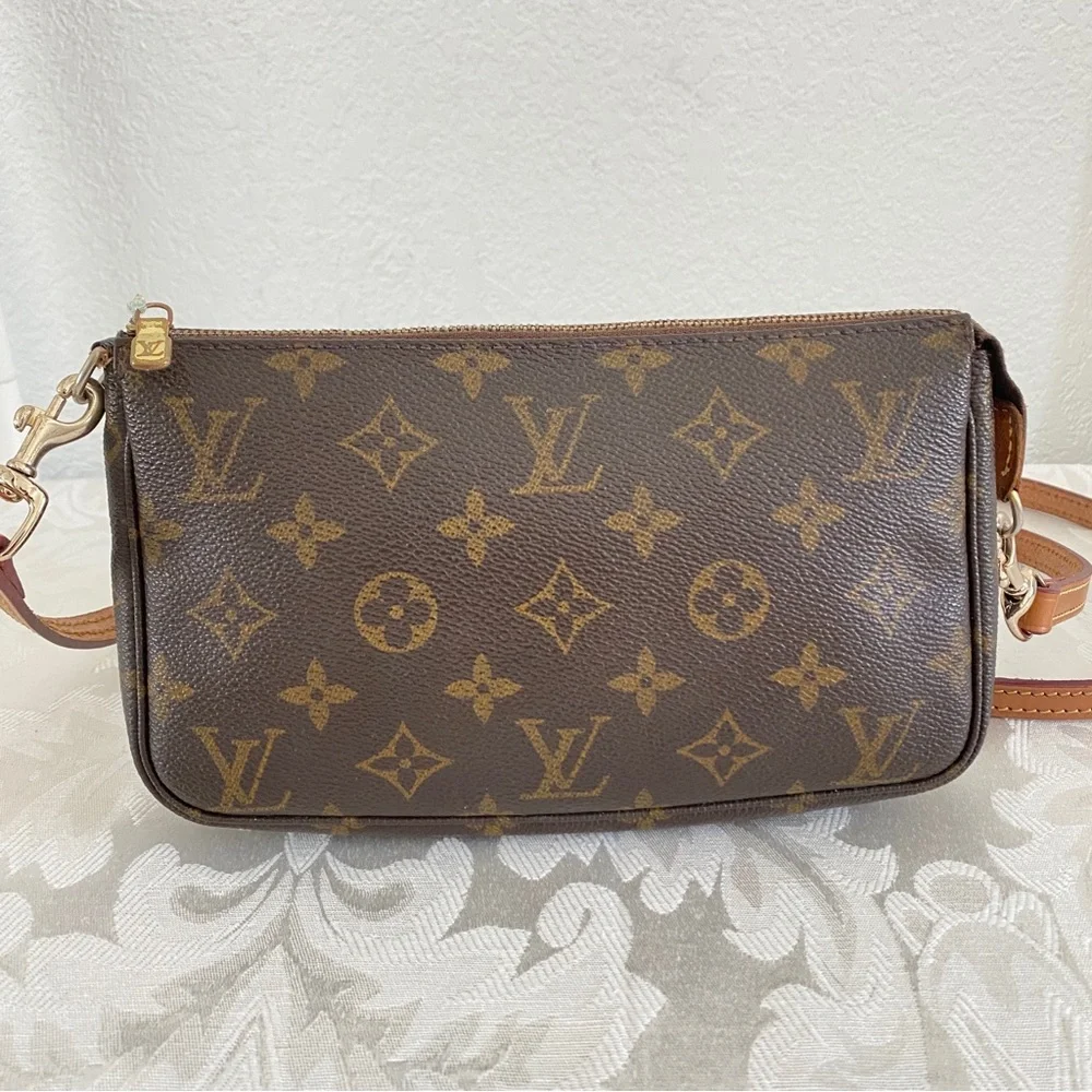 LOUIS VUITTON Monogram Pochette